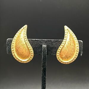 VTG Monet Matte Gold Teadrop Leaf Clip On Earrings